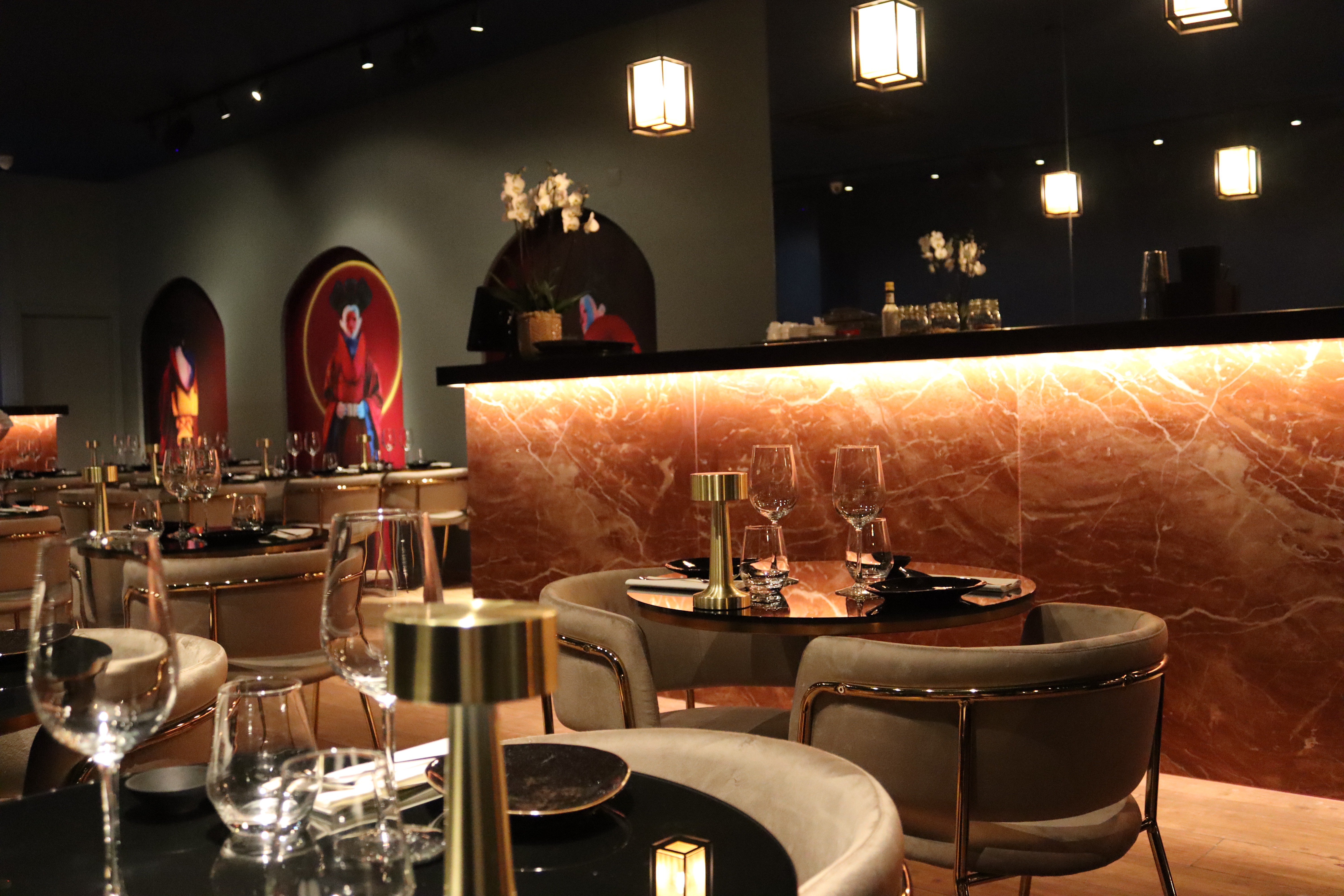 Interior do restaurante com mesas postas e iluminação ambiente
