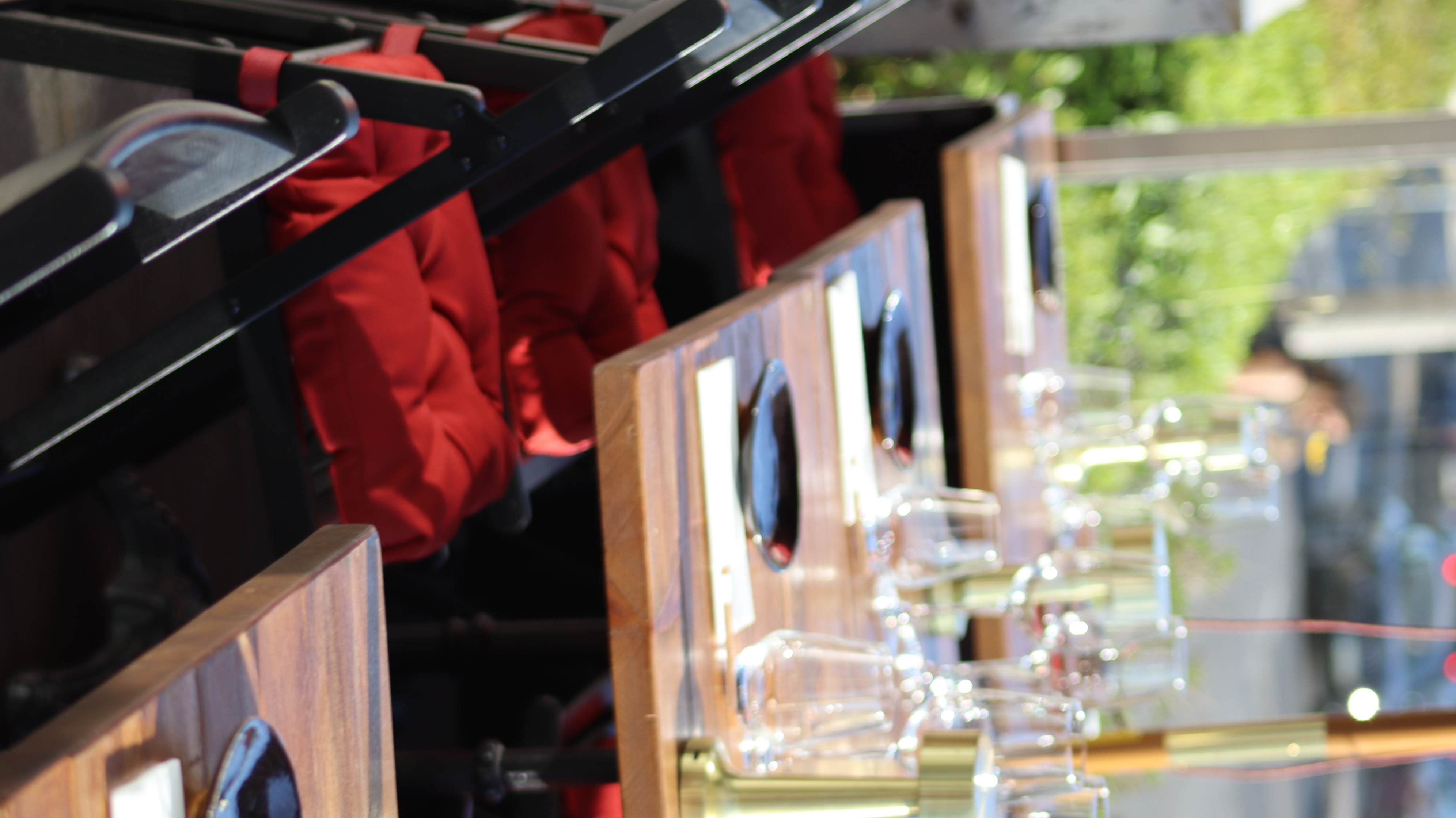 Mesas de restaurante ao ar livre com cadeiras e copos