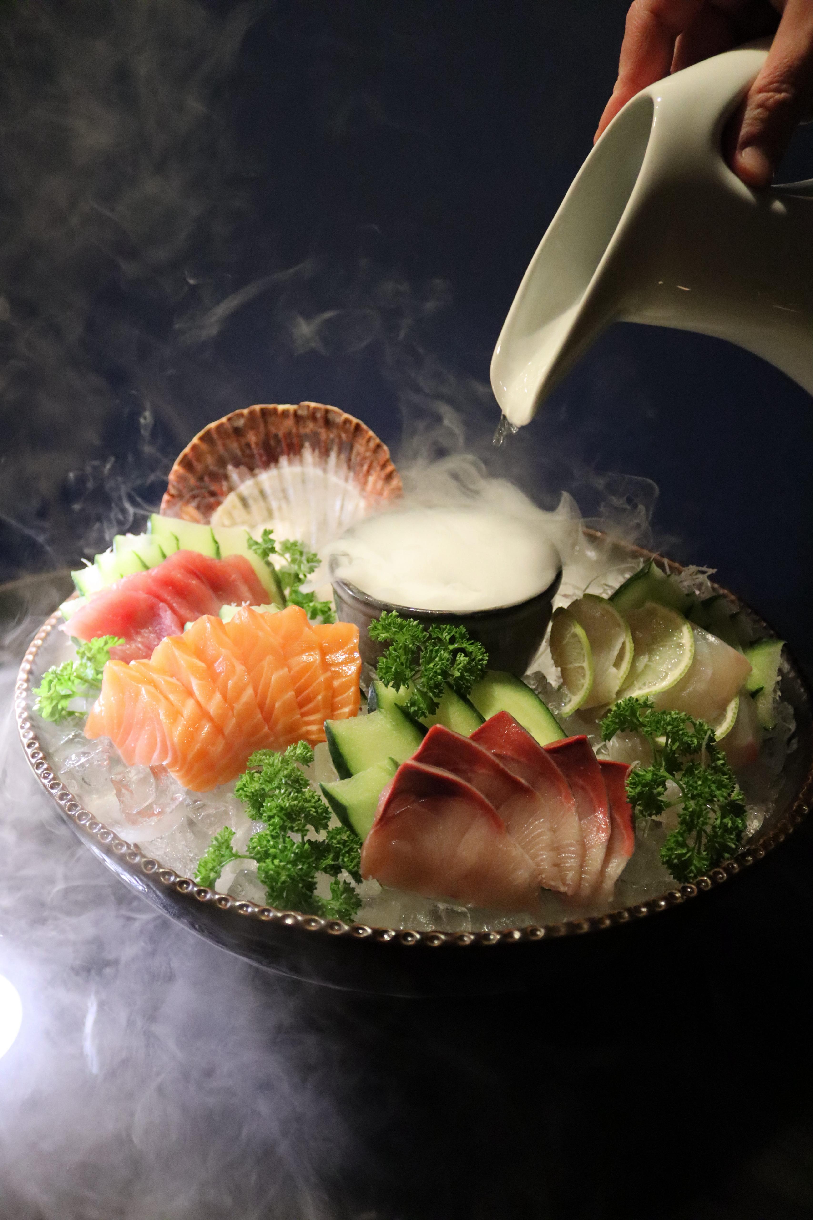 Sashimi fresco com apresentação de gelo