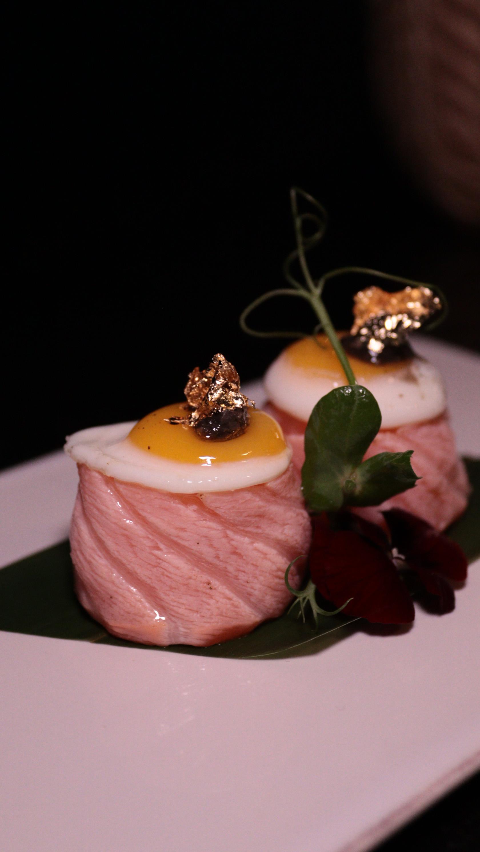 Sushi de salmão com gema de ovo