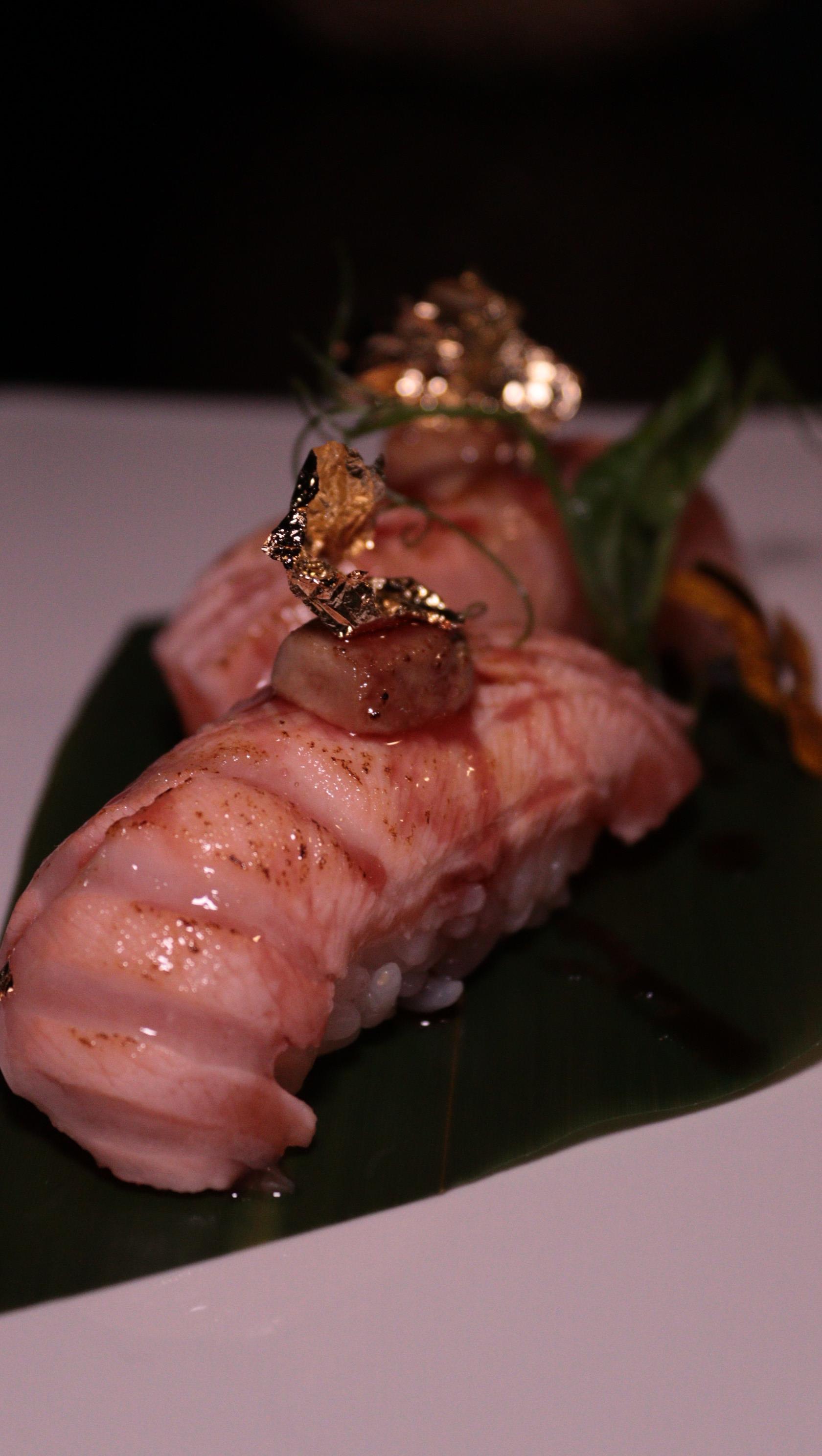 Nigiri de peixe branco com folha