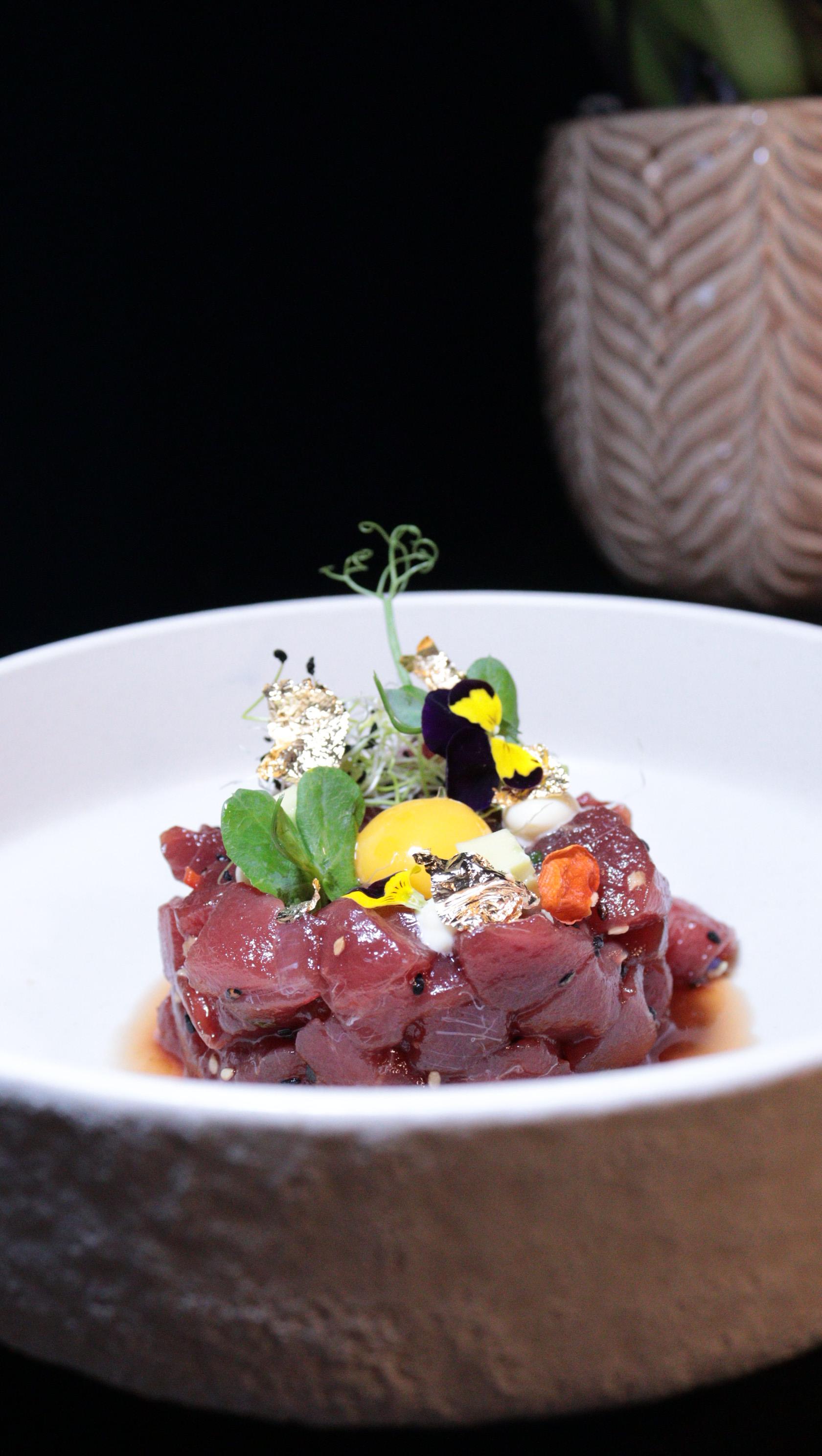 Tartare de atum com flores comestíveis